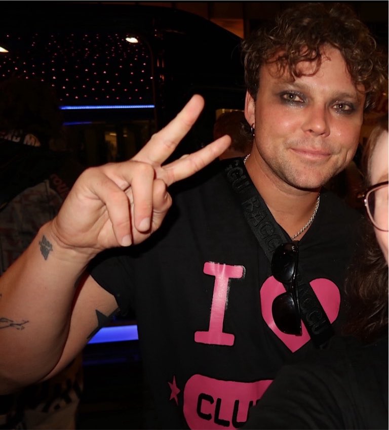 dark9clancy's tweet photo. i’m fucking screaming his eye make up looked SO FUCKING GOOD oh clubsos you will always be famous to me https://t.co/R7vmtcMzqW