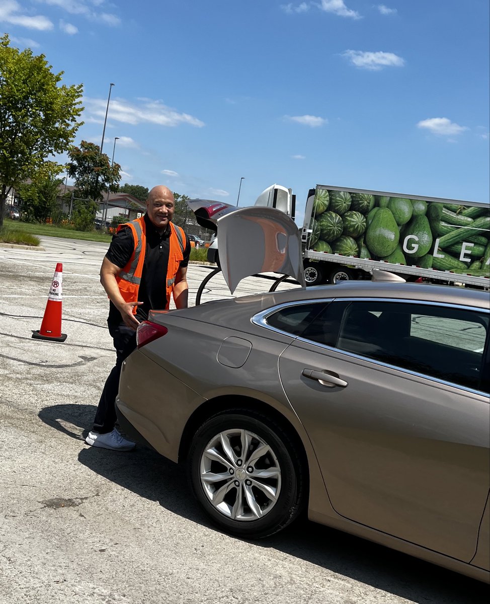RepAndreCarson's tweet photo. As costs continue to rise, more families than ever need help to put food on the table. I helped pass out groceries at the @GleanersFBIndy Mobile Food Clinic—and I’ll continue fighting to ensure no one goes hungry. https://t.co/jheFU6BsGC