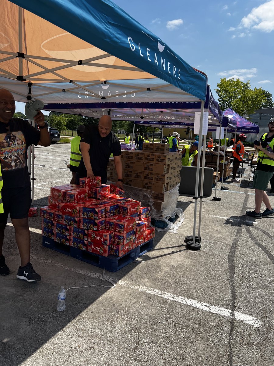 RepAndreCarson's tweet photo. As costs continue to rise, more families than ever need help to put food on the table. I helped pass out groceries at the @GleanersFBIndy Mobile Food Clinic—and I’ll continue fighting to ensure no one goes hungry. https://t.co/jheFU6BsGC