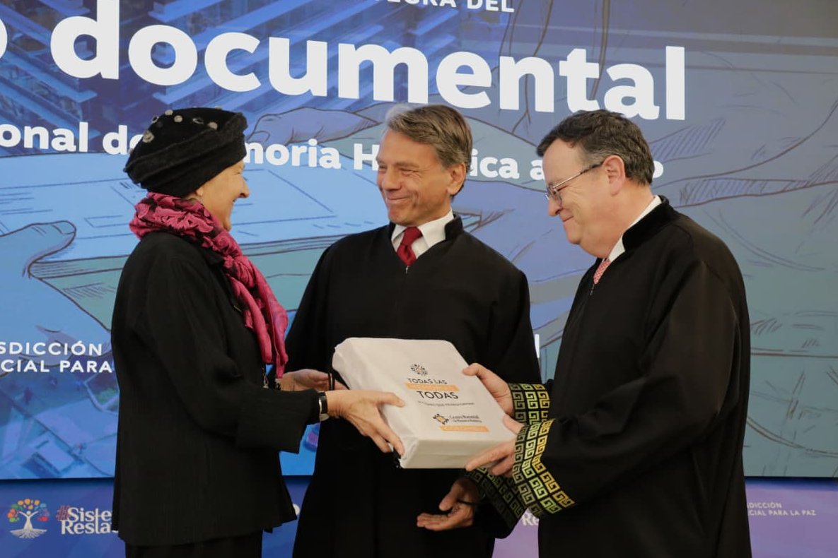 JEP_Colombia's tweet photo. #ATENCIÓN | La JEP recibió una copia del legado documental del Centro Nacional de Memoria Histórica (CNMH) como garantía de preservación de la memoria de Colombia. 

@CentroMemoriaH https://t.co/qRz4eOQ8Ec