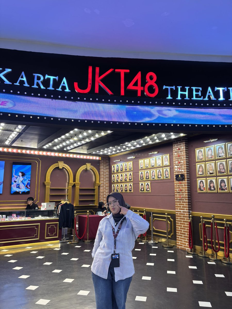 aurelnissa24's tweet photo. Akhirnya ke Teater lagi setelah sekian lama ndak ke teater 💗🩵✨ https://t.co/ZQDmTcBXWE