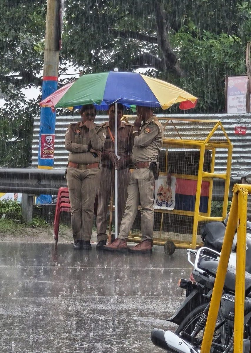 vipchandra13's tweet photo. ये तस्वीर अटेरना पुलिस चौकी गंगनहर कांवड़ मार्ग सरधना विधानसभा क्षेत्र की है कल दोपहर लगभग डेढ़ बजे से लेकर साढ़े तीन बजे तक वहां बहुत जोरदार बारिश हो रही थी। लेकिन ये तीनों मेरठ पुलिस के जवान जिनमें एक महिला सिपाही भी है पूरी मेहनत और ईमानदारी से बारिश में लगातार खड़े हुए भीगते हुए कांवड़ यात्रियों का ध्यान रखते हुए अपनी ड्यूटी करते रहें... हम लोग पुलिस पर सवाल बहुत जल्दी उठ�� देते हैं लेकिन उनके द्वारा किए गए अच्छे काम की सरहाना नहीं करते..! इन तीनों पुलिस कर्मियों को मेरा तो सैल्यूट है। #highlight #UPPolice 

@Uppolice @UPGovt @ghaziabadpolice @Gzbtrafficpol @AhteshamFIN @AJAYCHA36006233 @AnilYadavmedia1 @Anuj41084 @tweets_amit @ashutoshji_ @ChhaviDr @CMOfficeUP @dhawalips @gauravsnlive @GumberLovey @SunilgautamUP @singhshakti1982 @Zuber_Akhtar1 @lokeshRlive @mediacellsp @Sachingupta @dm_ghaziabad @ChiefGhaziabad
@hrw_espanol @htTweets @the_hindu @Live_Hindustan @ANINewsUP @ZEEUPUK @rahulgautamhpr @AajhapurNaveen