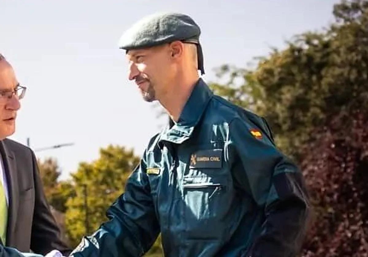 ross64x's tweet photo. https://t.co/URxgPrHuL8

El  tiroteo en el cuartel de la guardia civil de Llanes, es en el fondo, una historia deprimente para toda la sociedad.

Un Guardia Civil en el 2016 le dio una paliza a Laura la madre de sus tres hijos pequeños, le retiraron el arma reglamentaria y, mucho después, 2026 alguien decidió que ya era hora de expulsarlo del cuerpo. 

La decisión llegó tarde. Tan tarde que él tuvo tiempo de robar otra arma, entrar en el cuartel y matarla a tiros, hiriendo además a un compañero que intentó detenerlo.

No hace falta narrar el resto: ya lo ha contado la prensa, con más detalles y menos rabia de la que a uno le gustaría tener al escribir esto.

Lo que sí merece la pena señalar es lo evidente, porque a veces lo evidente es justo lo que se pasa por alto: pertenecer a las fuerzas y cuerpos de seguridad del Estado no puede depender solo de una conducta intachable en teoría. 

Cuando esa conducta se rompe, por un comportamiento impropio, cuando hay una condena, un expediente, una denuncia probada, la respuesta institucional debería ser rápida y contundente, no un trámite que se resuelve a paso de tortuga durante siete años mientras el agente conserva plaza, uniforme y acceso a las instalaciones.

Siete años con uniforme, desarrollando un trabajo que todos quienes le rodeaban sabían que era un peligro y que ya intentó varias veces llegar hasta su ex mujer.

Este caso es el ejemplo perfecto de algo que es de sentido común: tolerancia cero con comportamientos indignos de quien porta un arma en nombre del Estado. 

Bonitas intenciones. La realidad, mires por donde la mires, es que es todo decepcionante.

Y para acabar de deprimirnos está, VOX, con la complicidad del PP, aprovecha la coyuntura para atrincherarse en su cruzada ideológica favorita: rechazar abiertamente el término «violencia de género». 

¿Su brillante argumento? 

Que se trata de un invento ideológico diseñado para criminalizar al pobre varón por el simple y trágico hecho de nacer hombre. 

Supongo que una buena masa de sus votantes asentirá con vehemencia, plenamente identificada con semejante arquitectura mental.

La jugada consiste en diluirlo todo en el saco de la «violencia intrafamiliar», bajo el pretexto de proteger por igual a ancianos, niños, hombres y mujeres. 

Menuda soplapollez. 

La terca realidad es que a quienes matan es a las mujeres , 34 en lo que va de año, y 50 el año pasado, cuando en hombres está en una media entre 6 y 10.

Y en cada caso se acaba mascullando siempre la misma puñetera frase, como ocurrió con el caso de Laura: 

" La mató porque era feliz e intentaba hacer su vida".