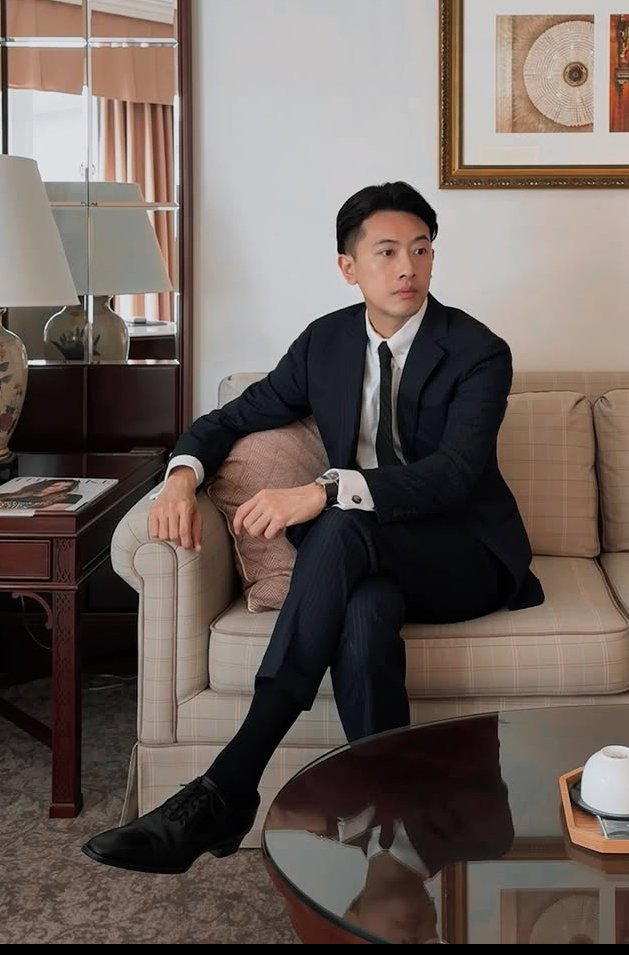 lovesalarymen's tweet photo. Something so special about a Japanese man 😍 https://t.co/ViJLImqzHm