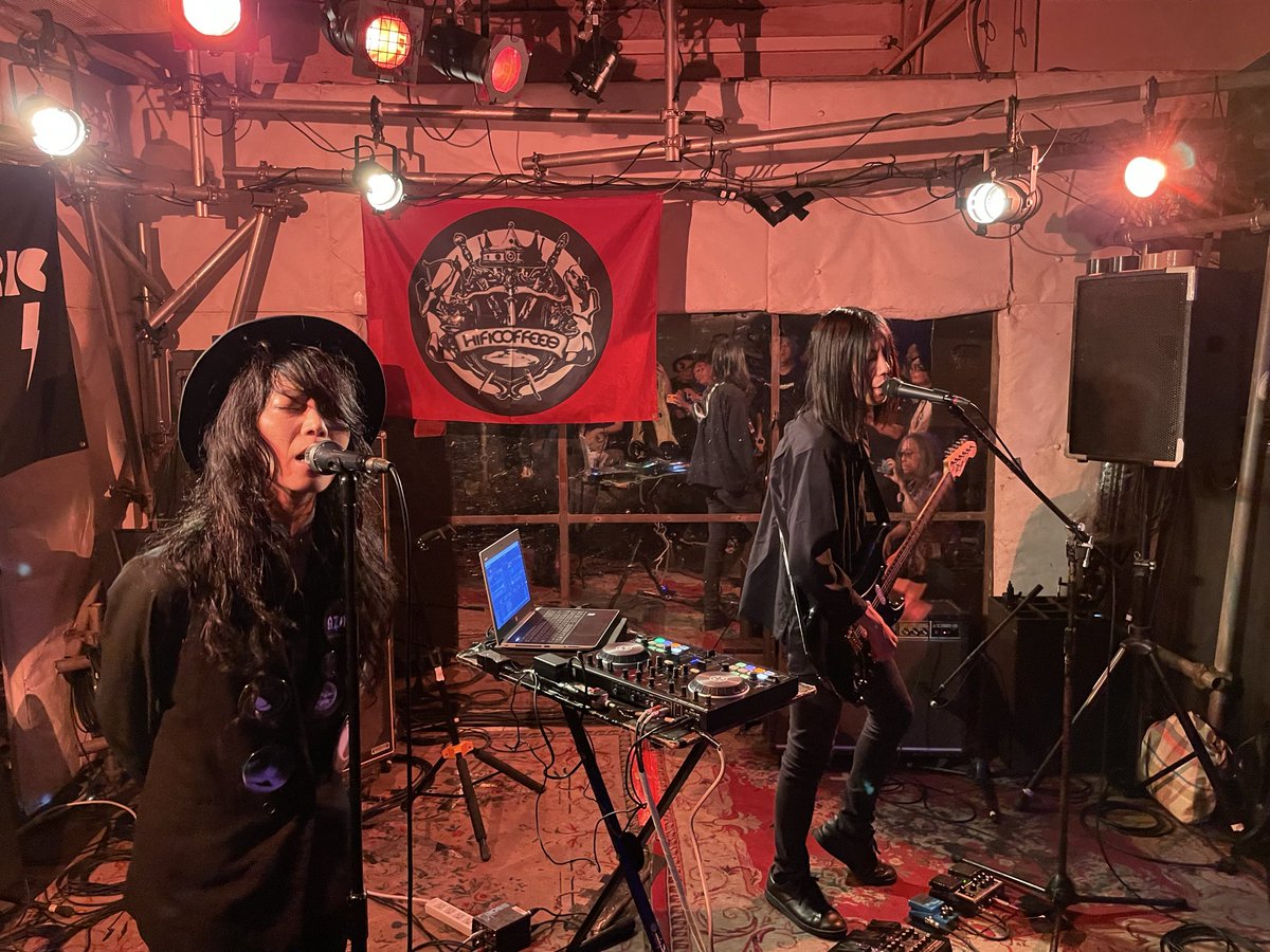cameldisco's tweet photo. エレママは季節でいうと秋　実り、収穫
円熟…ツインボーカルの曲は色気が凄かった。火影で見るエレママが好きだ。
もちろん大きな所でやって欲しいが赤い照明に照らされた2人の職人のガチプレイが目の前で目撃出来て日本人でよかったとさえ思えた。 https://t.co/jaCpY6oIqq