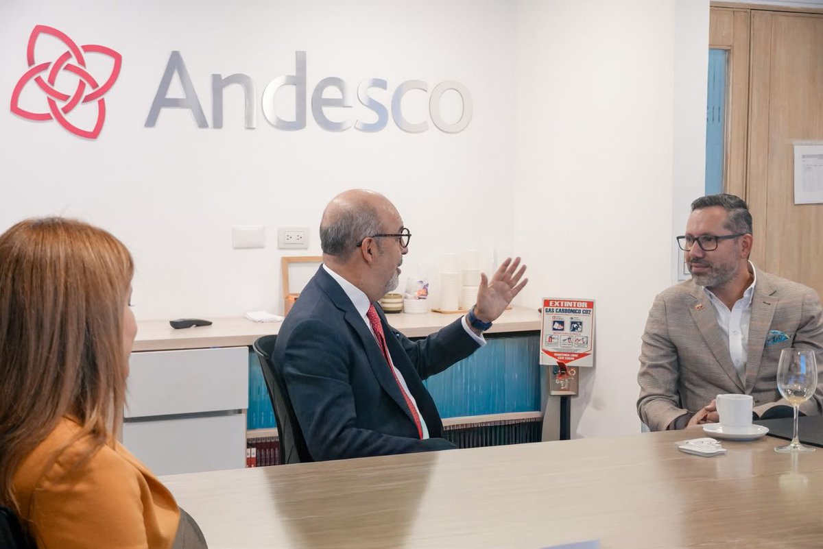 soyjaimeandres's tweet photo. En encuentro con @CamiloSanchezO, presidente ejecutivo de @Andesco1 y exministro de vivienda, con quien pudimos hablar sobre la necesidad de trabajar unidos para garantizar servicios públicos de calidad para la gente en los territorios. 

El principio del gobierno del presidente @ABDELAESPRIELLA es convocar a todos los sectores para lograr este objetivo.
