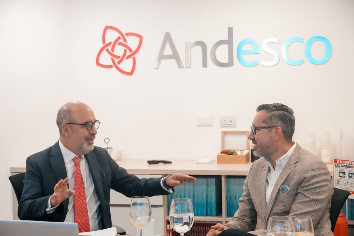 soyjaimeandres's tweet photo. En encuentro con @CamiloSanchezO, presidente ejecutivo de @Andesco1 y exministro de vivienda, con quien pudimos hablar sobre la necesidad de trabajar unidos para garantizar servicios públicos de calidad para la gente en los territorios. 

El principio del gobierno del presidente @ABDELAESPRIELLA es convocar a todos los sectores para lograr este objetivo.