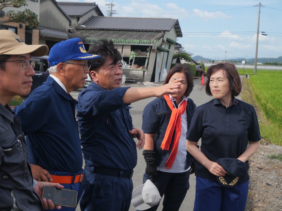 nihi_souhei's tweet photo. 田村智子委員長と熊本県氷川町。
干拓地の水田はやはり水切れ。

特産の梨は…
活断層がむき出しになった全壊家屋が続く国道3号線沿いから東の山側に入ると、代々精魂込めた果樹園がどこまでも。
「お盆前に出荷目指した9割が落下」「旱魃も厳しい」…と。

住まいと生業。問われる国の支援。 https://t.co/FzhbxFW8DD