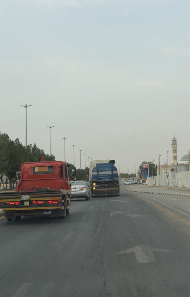 Assaafk's tweet photo. رفعت بلاغ انحراف طريق خدمة بشكل مفاجئ وتحوله من مسارين إلى مسار واحد لحظة الدخول للطريق السريع ؛ مسبباً لحوادث والسبب سوء تصميم رصيف المشاة.
تطبيق مدينتي ما يستقبل البلاغ ويحولني على الموقع الالكتروني.
الموقع الخدمة موقوفة حالياً
وش الحل؟ 
@MadintyRUH 
@eMoroor 
@Amana940 https://t.co/ulnXFzoXM8
