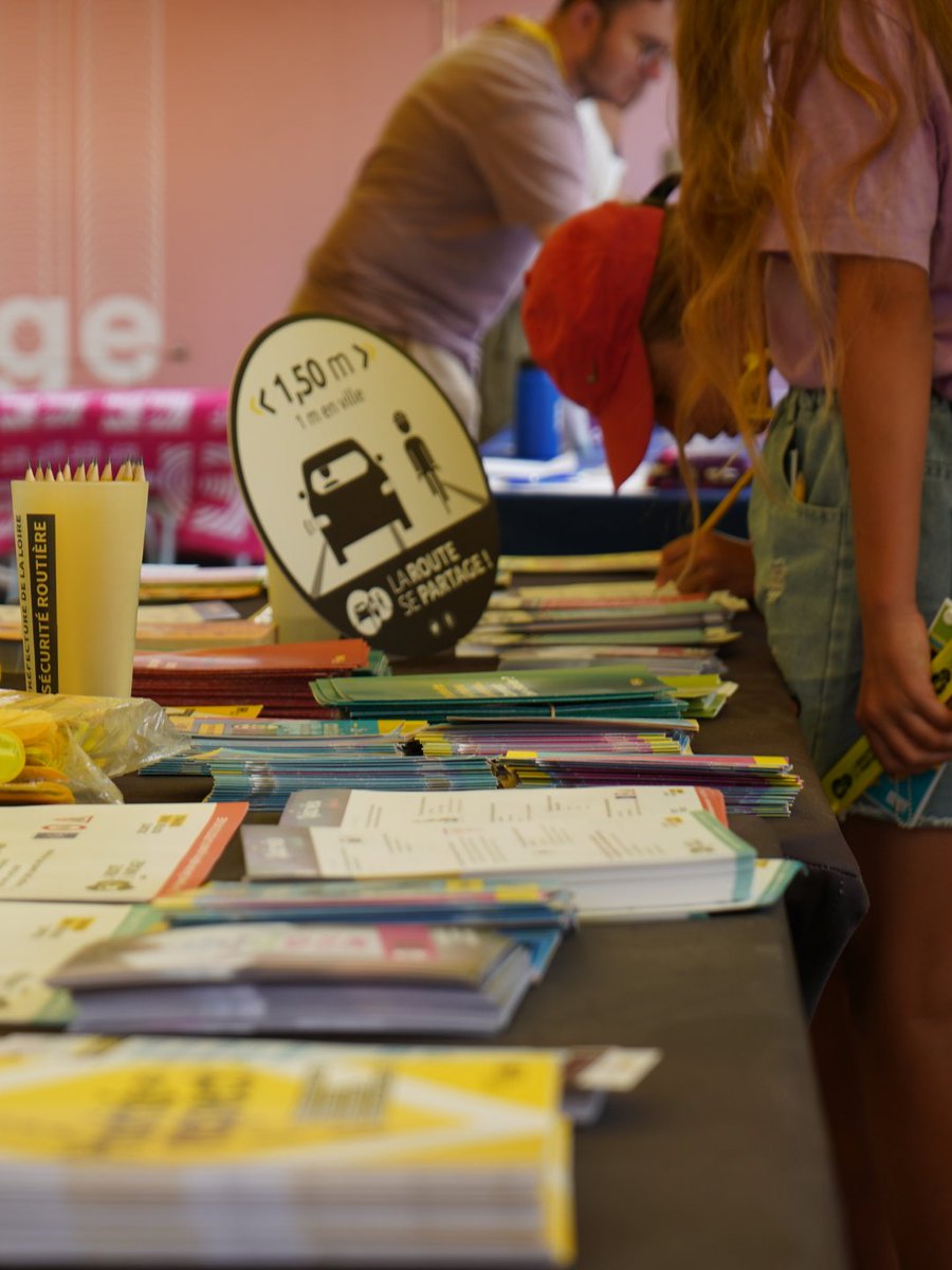 Prefecture42's tweet photo. #RetourEnImages sur le passage du Tour de France Femmes à Montbrison !
Entre soleil, sourires et ferveur du public, l'ambiance était au rendez-vous. Le départ s'est fait en présence de Géraud d’Humières, sous-préfet de Montbrison, Jean-Yves Bonnefoy, député de la circonscription et Christophe Bazile, maire de la ville et président de la communauté d'agglomération Loire Forez, venus soutenir cet événement.
Au-delà de l'aspect sportif, la prévention et la sécurité étaient au cœur de l'organisation :
🚗🚴 Le stand de la Sécurité Routière était présent pour rappeler l'importance du partage de la route et du respect des cyclistes.
🛡️ Le PC sécurité est également resté pleinement mobilisé tout au long de la journée pour assurer le bon déroulement de l'événement en toute sérénité.