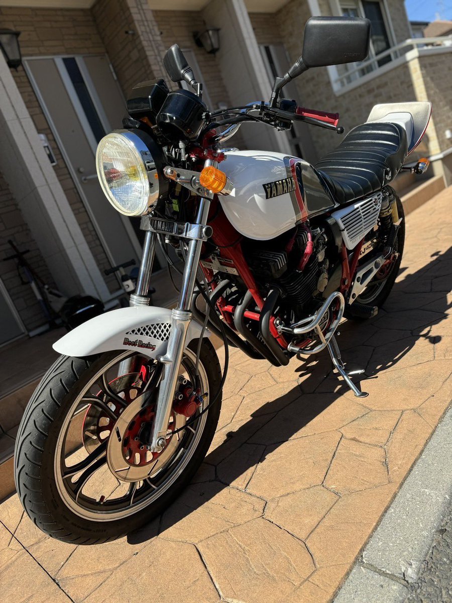 jidoushatounan's tweet photo. 【バイク盗難情報】千葉県松戸市栄町でヤマハ XJ400Dの盗難被害がありました！
近隣の方はご注意ください！

■車種：ヤマハ XJ400D
■日時：2026年8月2日 〜 2026年8月4日
■被害場所：千葉県松戸市栄町6丁目付近
■ナンバー：松戸 あ 5396
■特徴：赤フレーム、黄色ヘッドライト、BEETエンジンカバー、集合管マフラー、白フェンダー、かなり目立つ仕様です。

■オーナー（投稿主）もし見かけた方、保管場所をご存じの方、フリマアプリ・Yahoo!オークション・SNS・中古パーツ販売などで車体や部品を見かけた方は、どんな小さな情報でも構いませんのでご連絡ください。  犯人への直接の接触はせず、警察への通報またはDMで情報提供をお願いいたします。
■オーナー（投稿主）連絡先：@tcg_era_live

詳細URLと拡散用動画はリプ欄です
拡散希望、ご協力お願いします！