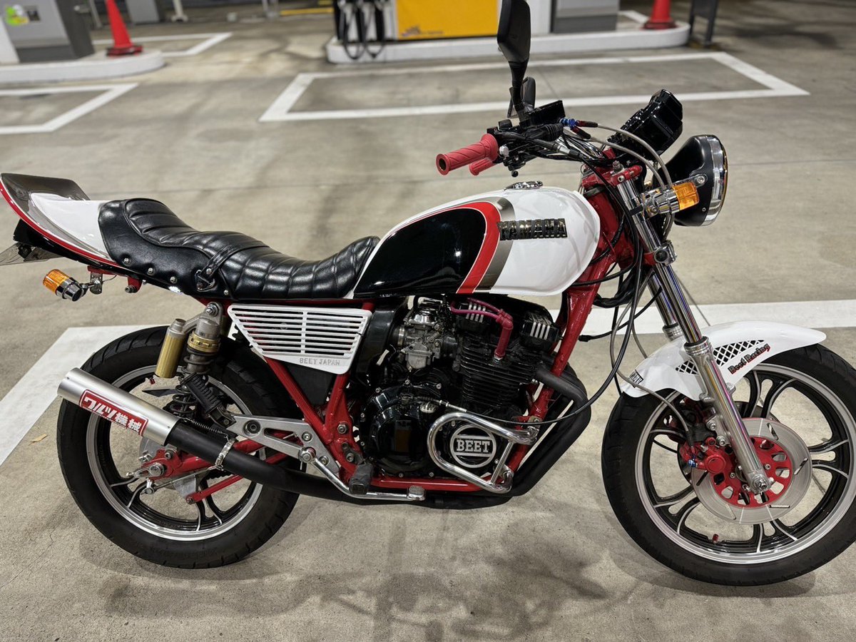jidoushatounan's tweet photo. 【バイク盗難情報】千葉県松戸市栄町でヤマハ XJ400Dの盗難被害がありました！
近隣の方はご注意ください！

■車種：ヤマハ XJ400D
■日時：2026年8月2日 〜 2026年8月4日
■被害場所：千葉県松戸市栄町6丁目付近
■ナンバー：松戸 あ 5396
■特徴：赤フレーム、黄色ヘッドライト、BEETエンジンカバー、集合管マフラー、白フェンダー、かなり目立つ仕様です。

■オーナー（投稿主）もし見かけた方、保管場所をご存じの方、フリマアプリ・Yahoo!オークション・SNS・中古パーツ販売などで車体や部品を見かけた方は、どんな小さな情報でも構いませんのでご連絡ください。  犯人への直接の接触はせず、警察への通報またはDMで情報提供をお願いいたします。
■オーナー（投稿主）連絡先：@tcg_era_live

詳細URLと拡散用動画はリプ欄です
拡散希望、ご協力お願いします！