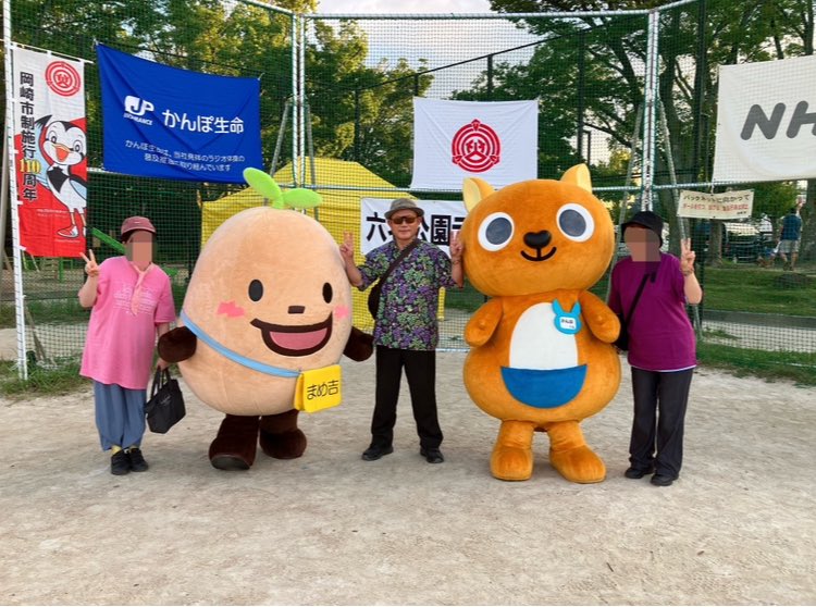 shodaiman8's tweet photo. 本日のラジオ体操公開生番組（愛知県岡崎市六名公園）に家族3人で参加

体操の先生はテレビ体操でお馴染みの岡本美佳先生（ラジオ体操連盟理事）
ラジオ体操終了後に1番に声かけしてツーショット撮ったら私も私もと長い列ができた
中道改革連合の重徳和彦議員ともツーショット https://t.co/ZZHfPWox1V