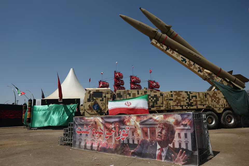 tameryazar's tweet photo. !!! not just military bases anymore... #Iran warned Gulf states (#kuwait, #oman, #bahrain, #qatar) explicitly that Tehran will hit their oil, power and water plants unless they convince Donald Trump to end U.S. strikes on Iran and instead seek a negotiated end to the war. https://t.co/efjy89BBCr