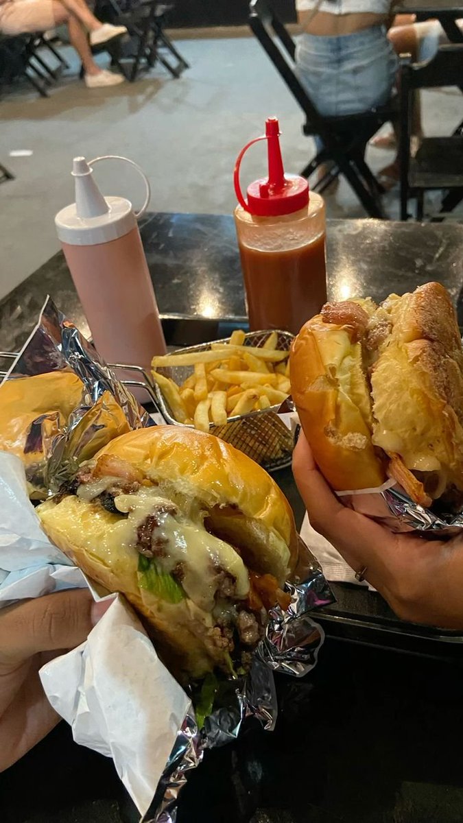 hesaysdanielle's tweet photo. 🍔 https://t.co/9KZJRJXQFZ