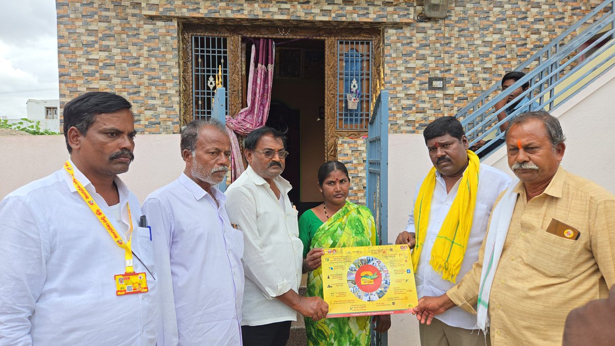 d_polanna's tweet photo. పత్తికొండ నియోజకవర్గం లో రెండేళ్ల అభివృద్ధి ఇంటింటి కార్యక్రమంలో డోర్ టు డోర్ తిరుగుతూ పత్తికొండ నియోజకవర్గం పరిశీలకులు వడ్డే సిమెంట్ పోలన్న https://t.co/LNYNsZmBjY
