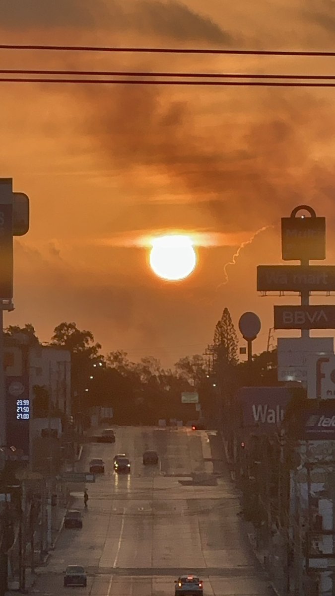 _markasso's tweet photo. Hoy mi amanecer refleja el fuego del corazón que jamás dejará de arder… pues es la llama que mantiene viva las ganas de seguir triunfando terrenalmente.
Buenos días a todos! #CdMadero #Tamaulipas https://t.co/evr1rBVGV5