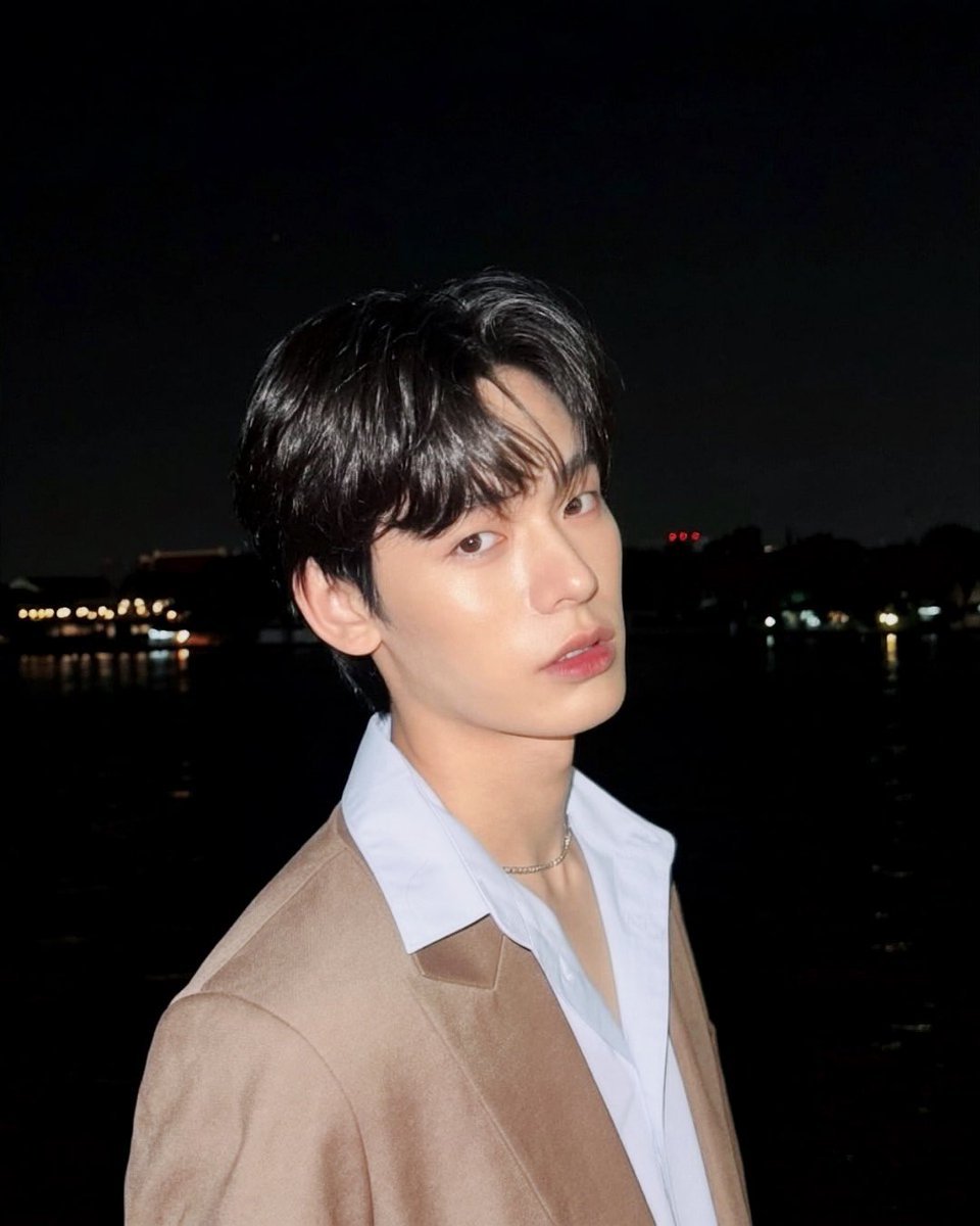 ilypippor's tweet photo. : แต่งตัวหล่อจังเลยนะลี้
: หล่อธรรมดา หรือหล่อกว่าไอ้นั่น? https://t.co/Wxi14CKPex