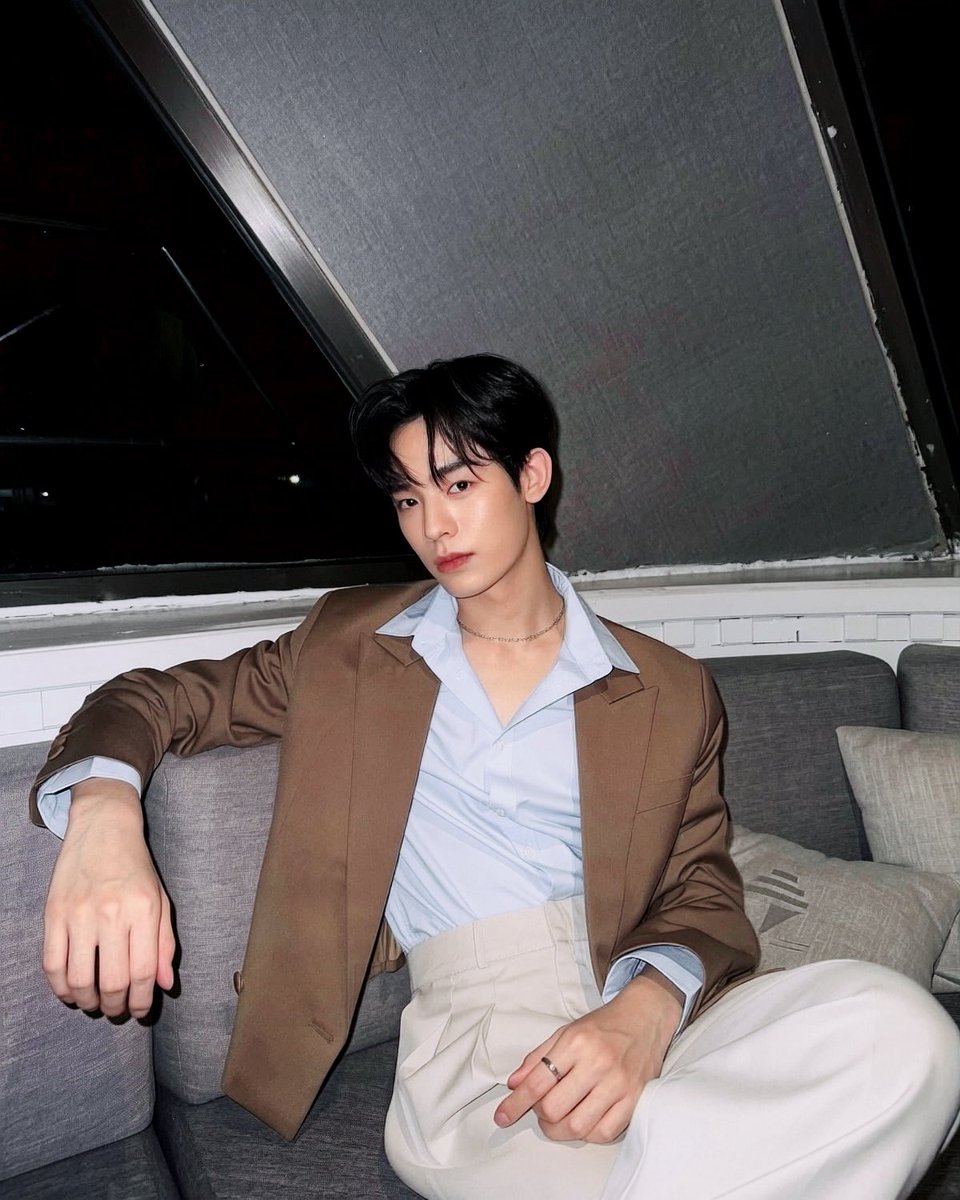 ilypippor's tweet photo. : แต่งตัวหล่อจังเลยนะลี้
: หล่อธรรมดา หรือหล่อกว่าไอ้นั่น? https://t.co/Wxi14CKPex