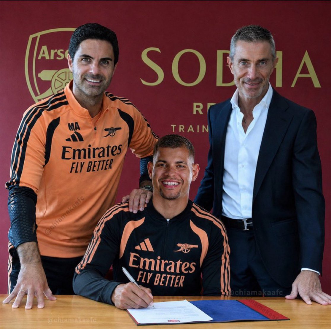 Footysm's tweet photo. 🚨📸 Bruno Guimarães completes Arsenal signing ✅🔴⚪️✍️🇧🇷 https://t.co/kNfmkzl6ZW