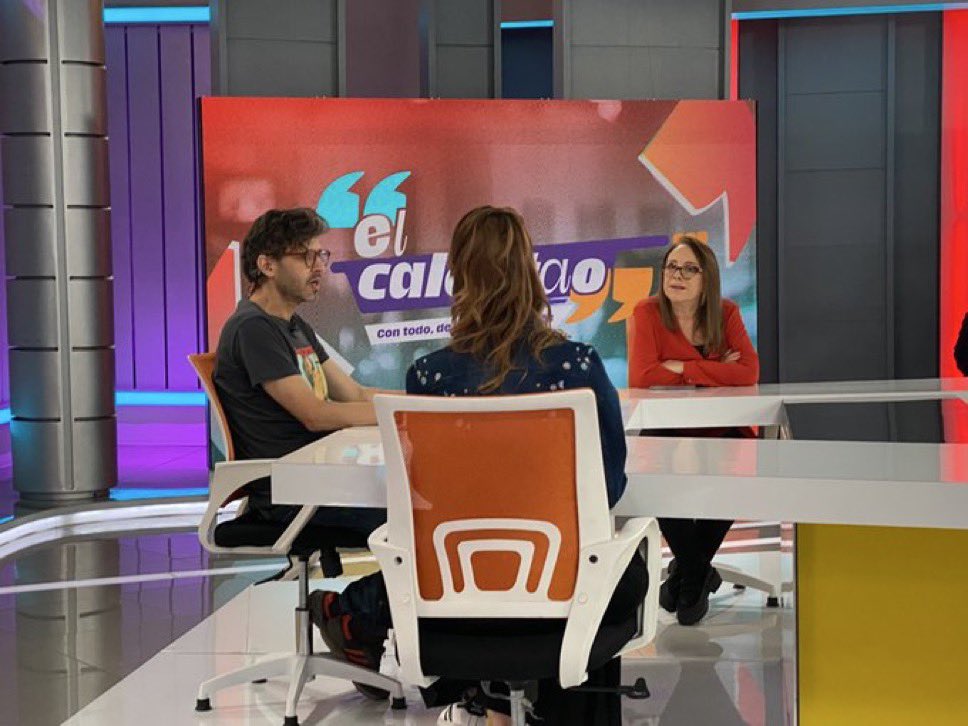anateresabernal's tweet photo. Gracias, #ElCalentaoInformativo.

Gracias por abrir los micrófonos al diálogo, por creer en la palabra, por contar el país desde los territorios y por demostrar que la comunicación pública también puede ser una herramienta para la paz y la democracia.

Fue un honor haber compartido con ustedes en varias oportunidades y encontrar siempre un equipo humano comprometido, generoso y apasionado por informar.

Mi especial reconocimiento al gerente de @INRAVISIONco, @MorrisHoll92242, por impulsar una apuesta decidida por fortalecer los medios públicos, y a la subgerente, @MaPaulaFonseca , por su liderazgo, cercanía y compromiso con un periodismo que amplía las voces y los territorios.

Gracias a cada periodista, productor, realizador, camarógrafo y a todas las personas que hicieron posible este proyecto. Su trabajo deja una huella que trasciende cualquier etapa.

Esto no es un adiós, porque las causas que nos convocan siguen vivas.

Volveremos. Y será hermoso. ❤️✊