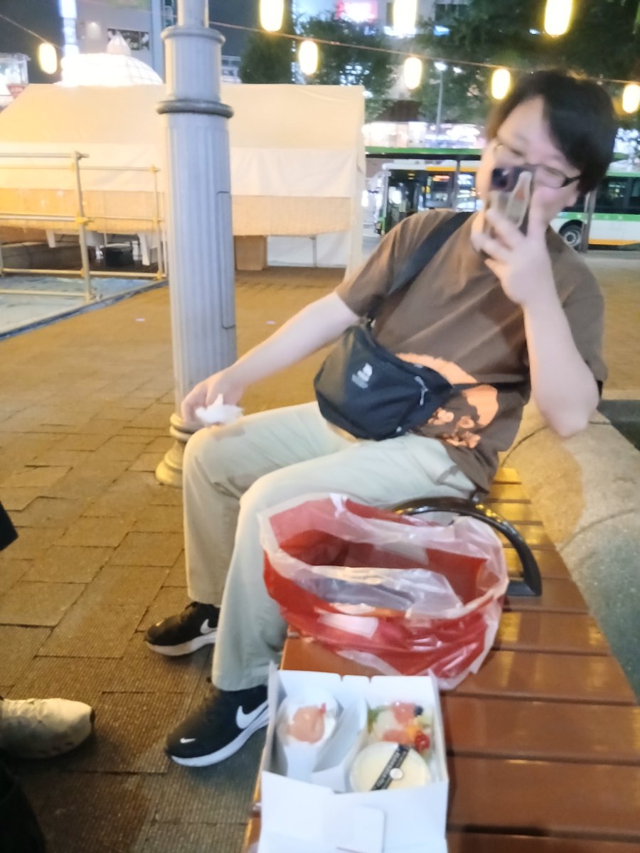 kiri_info_99991's tweet photo. ゴールデンライブでした。
終わりでジェラートを諦めたり、ケーキにかじりついたり、ハリボテを見上げたりしました。
大本さんがニッチな夏を感じさせてくれました🕴 https://t.co/msNSIEI0lW