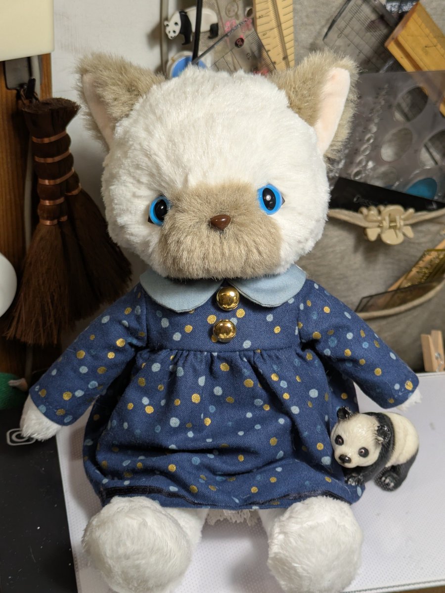 HiYo226's tweet photo. 以前に本を見て作った子を姪にあげようと思ったんだけど、改めて見たらいろいろ気に入らなかったので型紙からリメイクした
折角だからお着替えも作ろうね https://t.co/tfdrcOi9PR