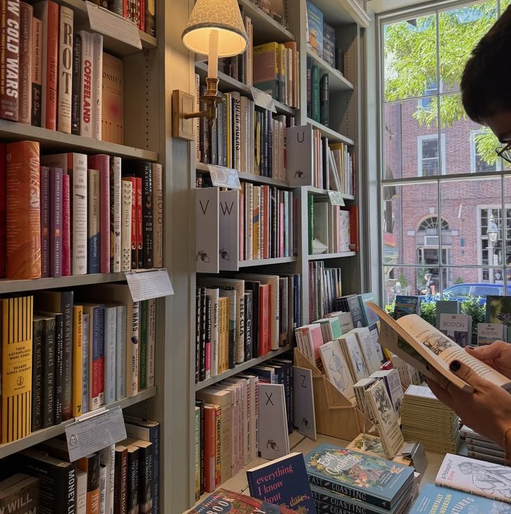 AlejaReads's tweet photo. A reader never arrives empty handed. They always bring a book... or the intention to buy one.>>> https://t.co/4QGRtzK4HD