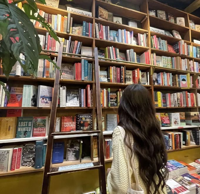 AlejaReads's tweet photo. A reader never arrives empty handed. They always bring a book... or the intention to buy one.>>> https://t.co/4QGRtzK4HD