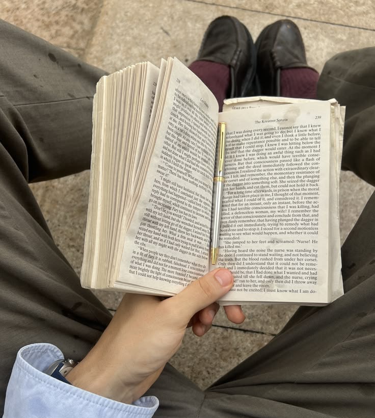 AlejaReads's tweet photo. A reader never arrives empty handed. They always bring a book... or the intention to buy one.>>> https://t.co/4QGRtzK4HD