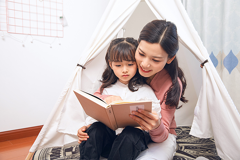kal888mad's tweet photo. Storytime + Build a Fort = Perfect Weekend! My kid’s grin says it all  #FamilyFun #ParentingWin， https://t.co/jtefl0NXvM