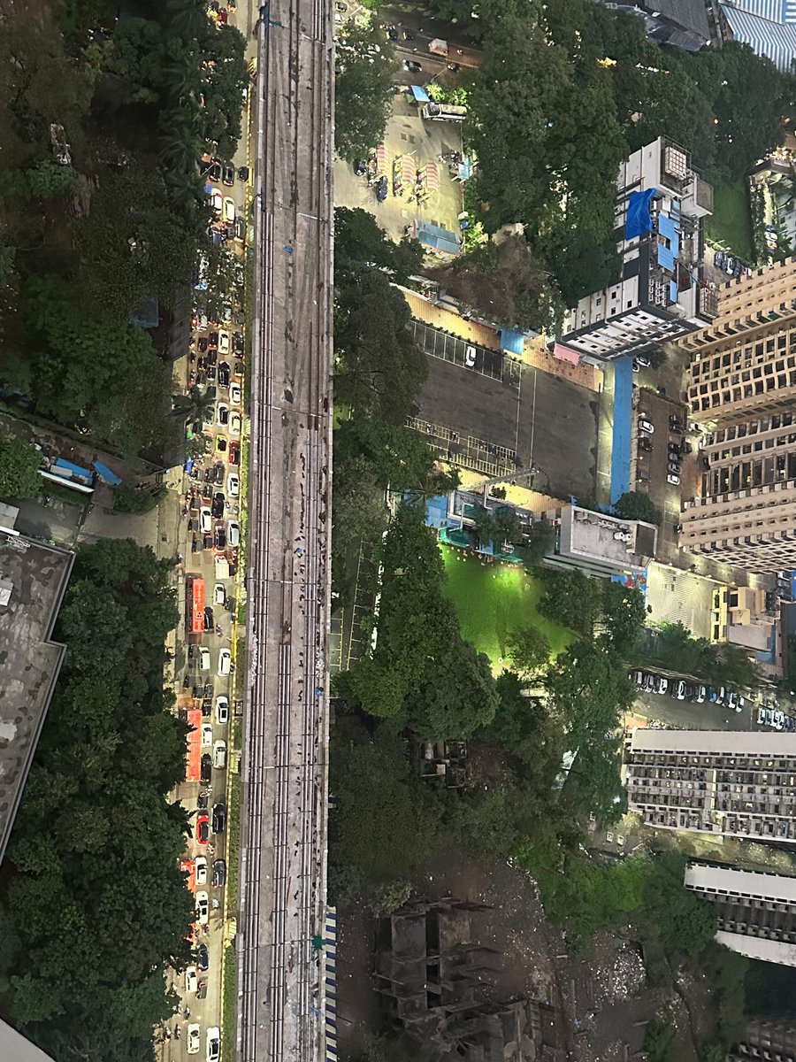 mulund_info's tweet photo. Hello @MTPHereToHelp this is Stupidity Pro-Max! 
LBS/Madan Mohan Malviya marg north bound signal is open longer for right towards MMM whereas road going towards Thane is opened for short period causing huge jam everyday. Cant fathom why straight shud b closed when right is open ? https://t.co/gamksi6dcp