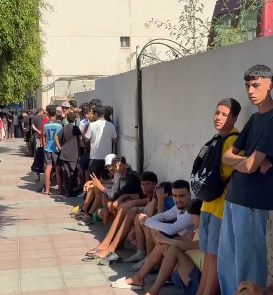 mysteryWN's tweet photo. Decenas de menores hacen cola para poder entrar en comisaria de Policía Nacional con el único fin de ser los nuevos MENAS que, no dudéis, llegaran a la península y se extenderán como una plaga...Es una verguenza.

Hay algo que no entiendo...esos "niños" con pelos en los huevos, porque niñas no hay, ¿No estarían mejor con sus familias en su país? ¿Se podría considerar que no devolverlos es un secuestro por parte del estado Español?

¿Opiniones sobre esta lacra?