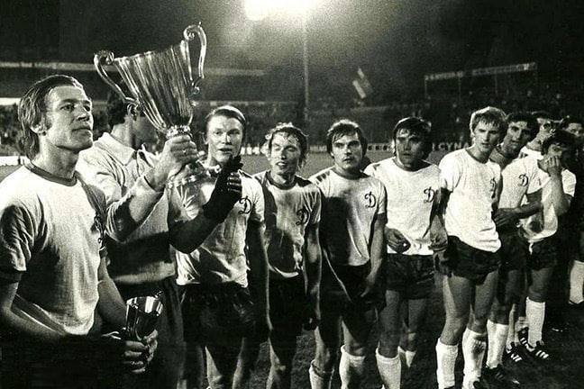 UkrainianVisual's tweet photo. Dynamo Kyiv players celebrating with the European Cup Winners Cup after defeating Ferencváros of Hungary 3-0 in in the final in Basel, 1975. https://t.co/cfWZaOMeFM