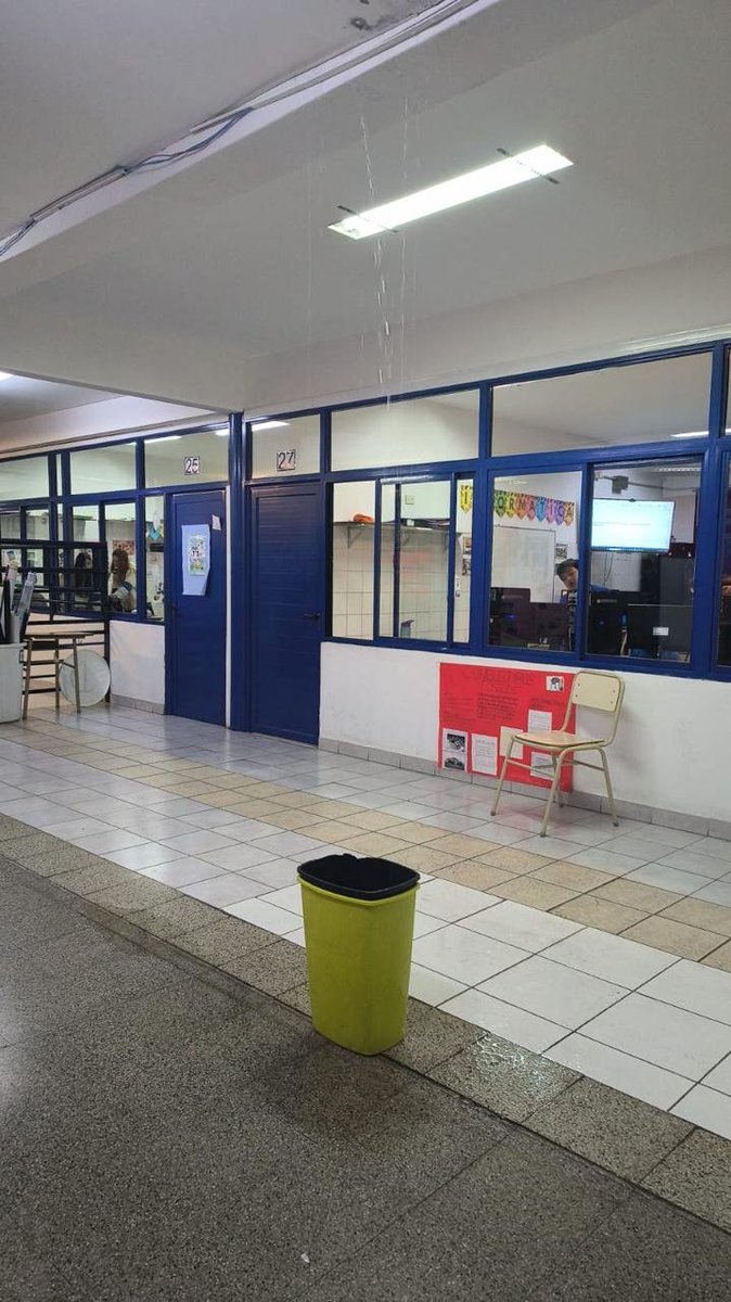 eldelcodo's tweet photo. En estás condiciones está el instituto Dalmacio Vélez Sarsfield al cual asisten nuestros hijos. @velez 
Está comisión directiva se jactó de ser 10 puntos (@fedebalestrini), cero mantenimiento. Vergonzoso https://t.co/Of8LVF4lkK