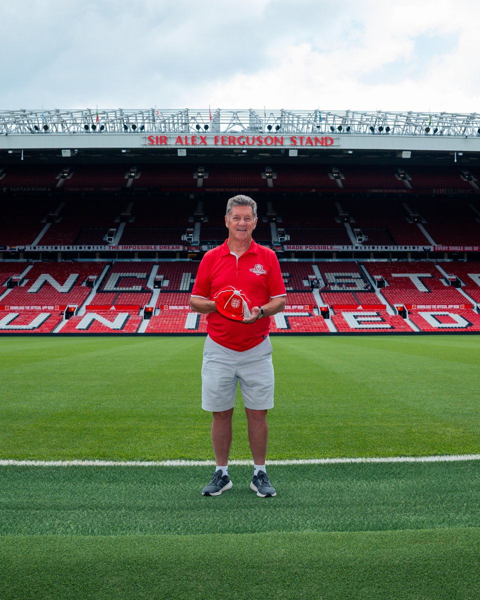 ManUtd's tweet photo. #️⃣9️⃣2️⃣3️⃣ 

Former Red @GordonHill54 was recently presented with his @England legacy cap at Old Trafford 👏🏴󠁧󠁢󠁥󠁮󠁧󠁿