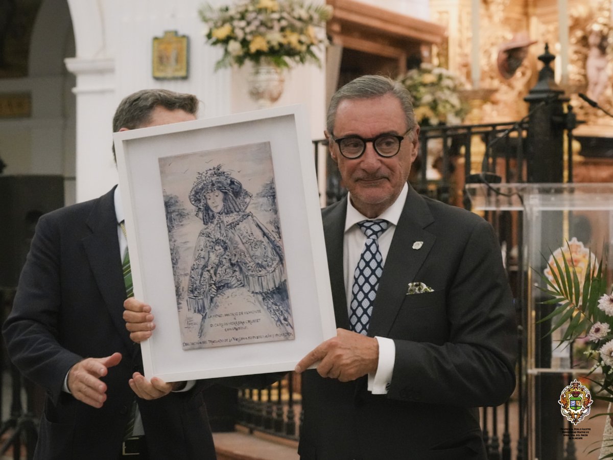 hdadmatrizrocio's tweet photo. Como recuerdo de la Exaltación de la Venida, Carlos Herrera y Ricardo Laguillo recibieron sendas obras de la Virgen del Rocío vestida de Pastora, realizadas por el pintor de Puente Genil Javier Aguilar.

Dos obras que dejan memoria de esta cita. Nuestro reconocimiento también a su autor.

#MatrizDeAlmonte