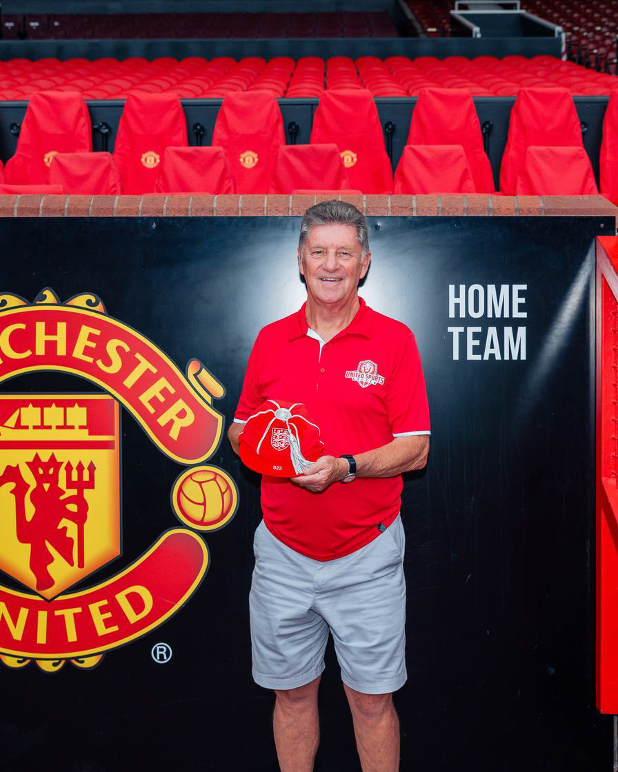 ManUtd's tweet photo. #️⃣9️⃣2️⃣3️⃣ 

Former Red @GordonHill54 was recently presented with his @England legacy cap at Old Trafford 👏🏴󠁧󠁢󠁥󠁮󠁧󠁿