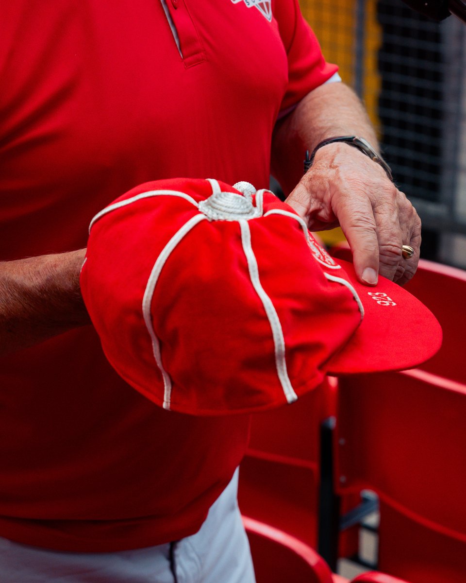 ManUtd's tweet photo. #️⃣9️⃣2️⃣3️⃣ 

Former Red @GordonHill54 was recently presented with his @England legacy cap at Old Trafford 👏🏴󠁧󠁢󠁥󠁮󠁧󠁿