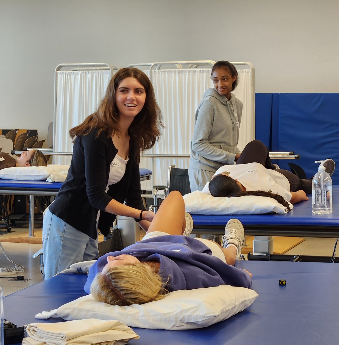 OaklanduSHS's tweet photo. We had the opportunity to connect with students at campRN to highlight collaboration between physical therapists &amp; nurses. Thank you to the School of Nursing for including us! We greatly enjoyed sharing the value of interprofessional collaboration in health care. https://t.co/KlZIz8XXjA