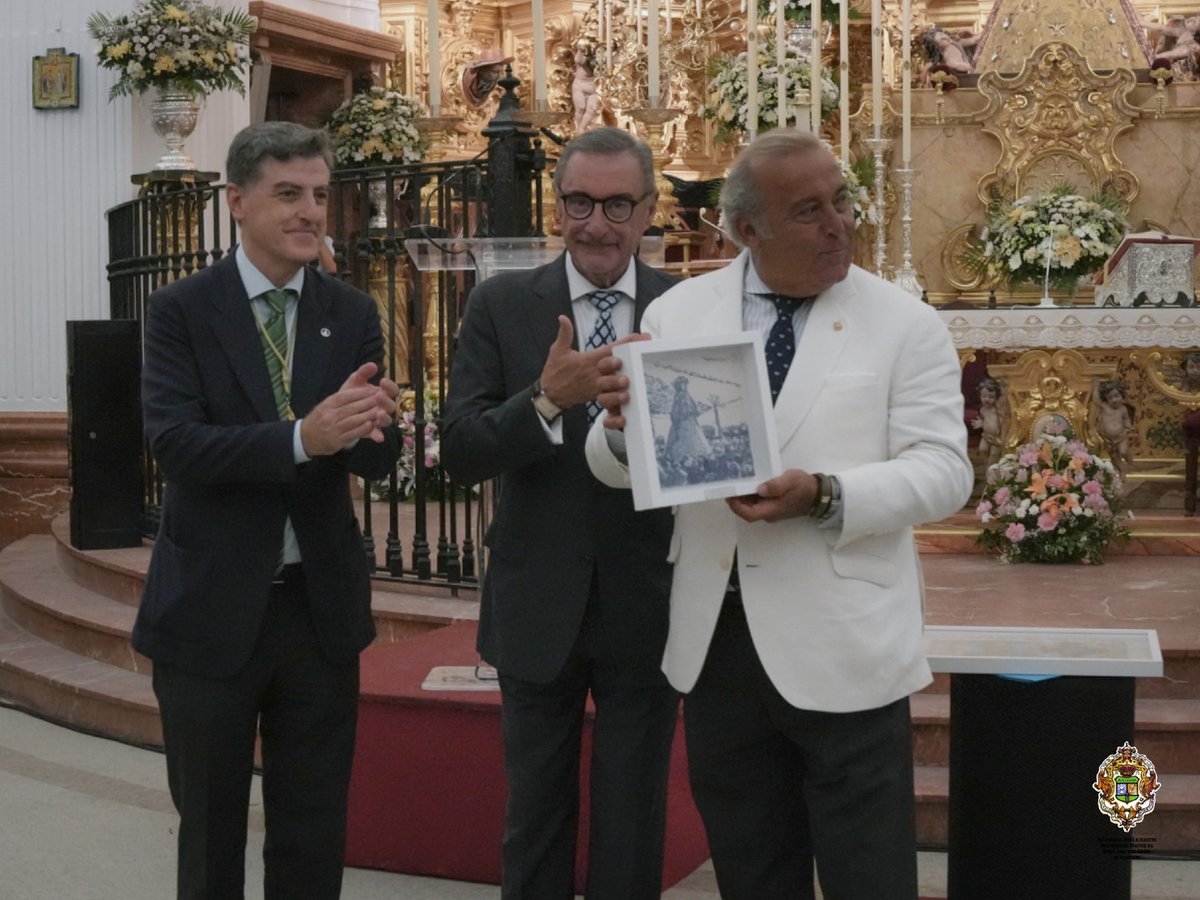 hdadmatrizrocio's tweet photo. Como recuerdo de la Exaltación de la Venida, Carlos Herrera y Ricardo Laguillo recibieron sendas obras de la Virgen del Rocío vestida de Pastora, realizadas por el pintor de Puente Genil Javier Aguilar.

Dos obras que dejan memoria de esta cita. Nuestro reconocimiento también a su autor.

#MatrizDeAlmonte