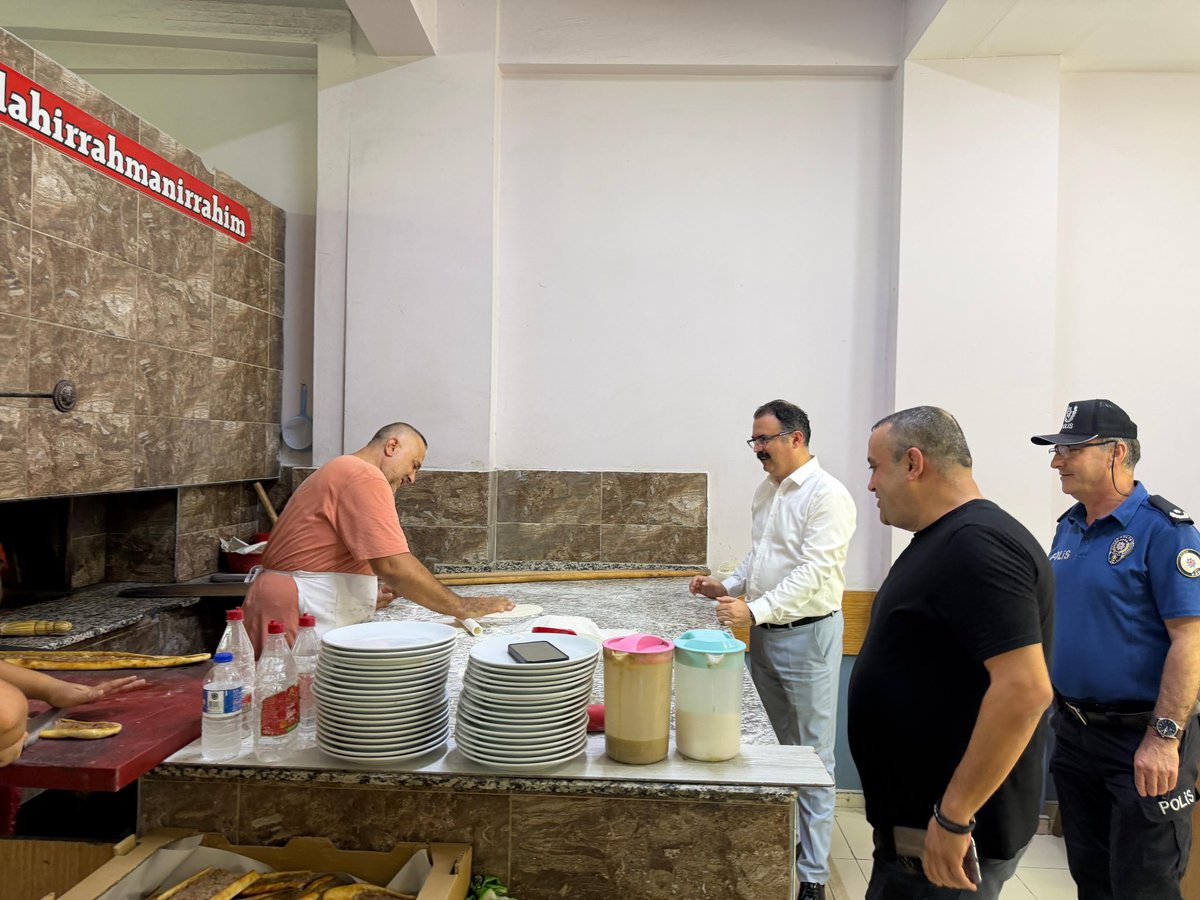 TCSultanhisar's tweet photo. Kaymakamımız Sayın Ali Ekber ATEŞ, İlçe Emniyet Amiri Mehmet SOLAK ve Sultanhisar Esnaf ve Sanatkârlar Şoförler ve Otomobilciler Odası Başkanı Alim ÖRNEK ile birlikte ilçe çarşı esnafını ziyaret ederek esnaf ve vatandaşlarımızla bir araya geldi. https://t.co/qlG8a4nwdL