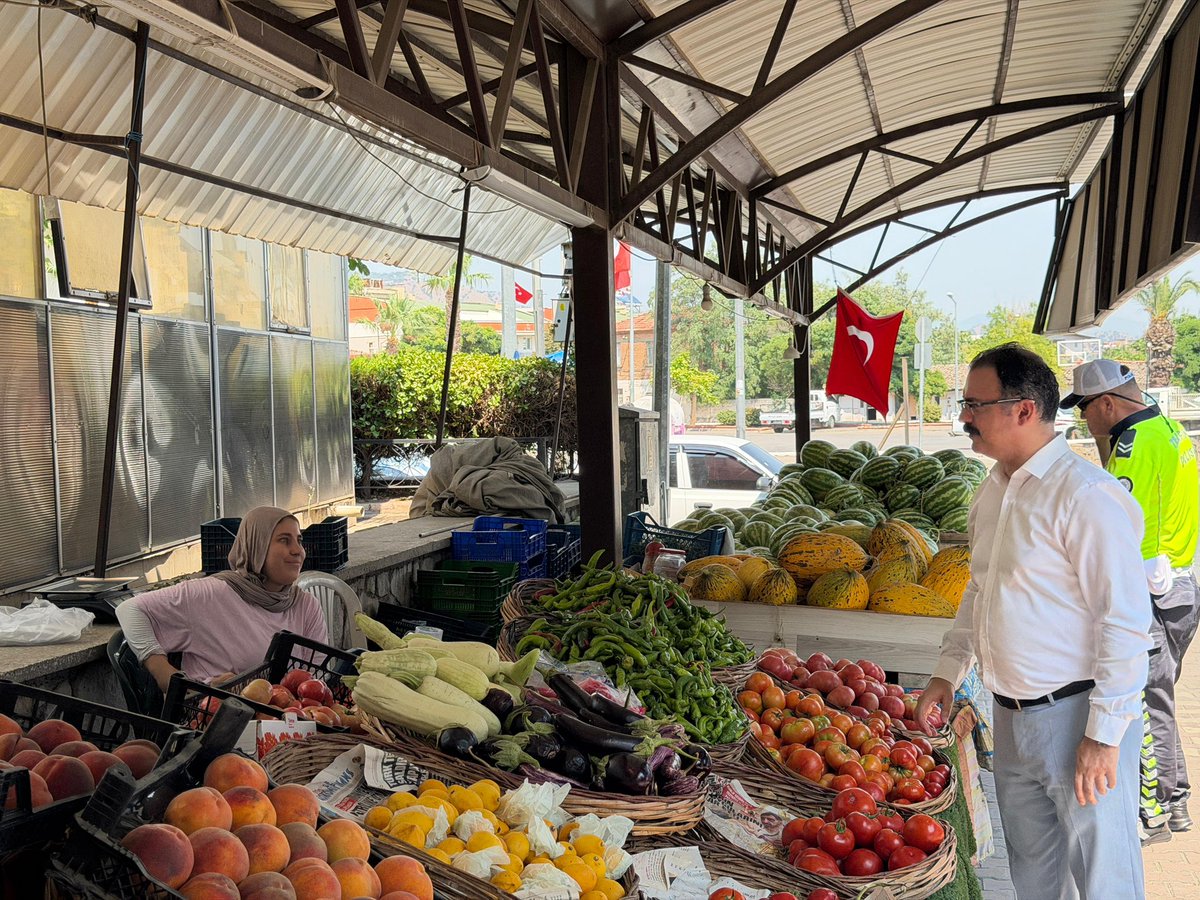 TCSultanhisar's tweet photo. Kaymakamımız Sayın Ali Ekber ATEŞ, İlçe Emniyet Amiri Mehmet SOLAK ve Sultanhisar Esnaf ve Sanatkârlar Şoförler ve Otomobilciler Odası Başkanı Alim ÖRNEK ile birlikte ilçe çarşı esnafını ziyaret ederek esnaf ve vatandaşlarımızla bir araya geldi. https://t.co/qlG8a4nwdL