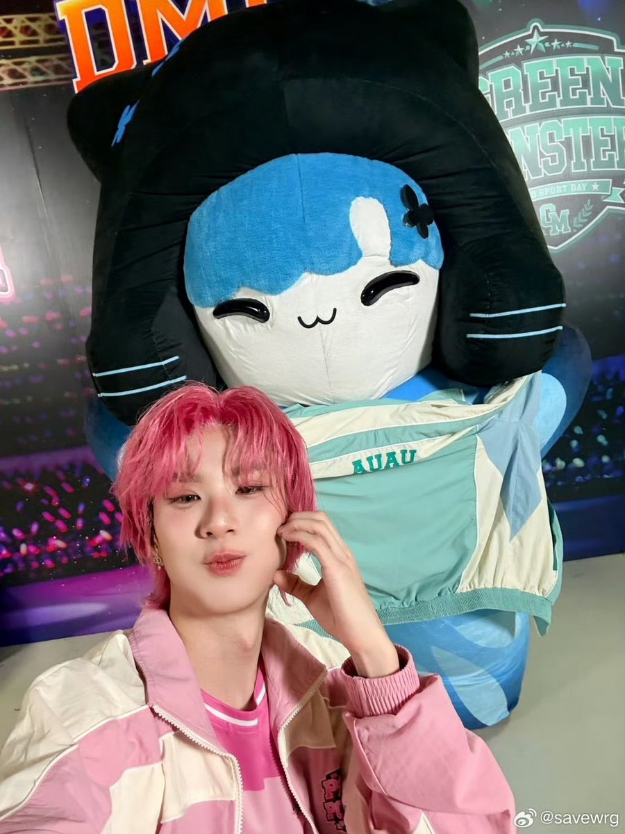 jinhingh9cq's tweet photo. @savewrg @MhiiPraew_DMD น่ารักมากเลยค่ะ พ่อของน้องมีพรีวทำมายากลได้เหรอคะ ในรูปน้องมีพรีวสวมเสื้อของพ่อทีมเขียว แล้วรูปถัดไปพ่อก็โผล่ออกมาอย่างปาฏิหาริย์เลยค่ะ😱😱😱 https://t.co/o5Inhk2fFU