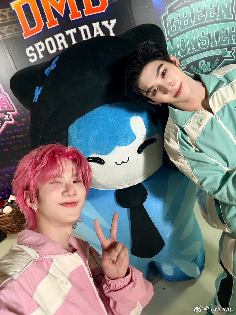 jinhingh9cq's tweet photo. @savewrg @MhiiPraew_DMD น่ารักมากเลยค่ะ พ่อของน้องมีพรีวทำมายากลได้เหรอคะ ในรูปน้องมีพรีวสวมเสื้อของพ่อทีมเขียว แล้วรูปถัดไปพ่อก็โผล่ออกมาอย่างปาฏิหาริย์เลยค่ะ😱😱😱 https://t.co/o5Inhk2fFU