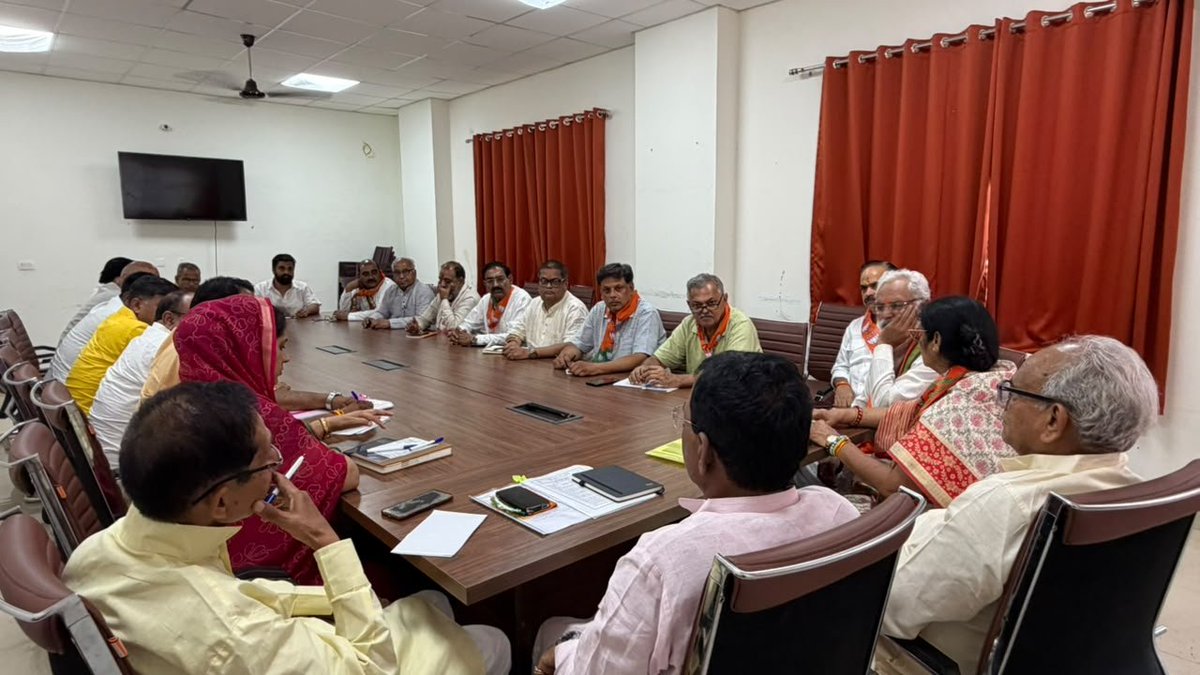 m_dadheech's tweet photo. आज बीकानेर शहर जिले की कोर कमेटी की महत्वपूर्ण बैठक में पूर्व सांसद श्री राजेन्द्र गहलोत जी एवं पूर्व सांसद श्री जसवंत सिंह विश्नोई जी के साथ सहभागिता सुनिश्चित कर आगामी पंचायत एवं नगर निकाय चुनावों की तैयारियों, संगठनात्मक रणनीति, बूथ सशक्तिकरण एवं संगठन विस्तार को लेकर विस्तृत विचार-विमर्श किया।

बैठक में माननीय प्रधानमंत्री श्री @narendramodi जी के नेतृत्व, माननीय मुख्यमंत्री श्री @BhajanlalBjp जी के मार्गदर्शन तथा माननीय भाजपा प्रदेशाध्यक्ष श्री @madanrrathore जी के संगठनात्मक नेतृत्व में जनकल्याणकारी योजनाओं को अंतिम व्यक्ति तक प्रभावी रूप से पहुँचाने, कार्यकर्ताओं के समन्वय को और अधिक सुदृढ़ करने तथा संगठन को बूथ स्तर तक सशक्त बनाने की कार्ययोजना पर विस्तार से चर्चा हुई। संगठन की एकजुटता, अनुशासन और सेवा भाव के साथ आगामी चुनावों में ऐतिहासिक विजय सुनिश्चित करने का सामूहिक संकल्प भी दोहराया गया।

@BJP4Rajasthan @ajaeybjp @Rajendra_Gehlot @JS_Bishnoi