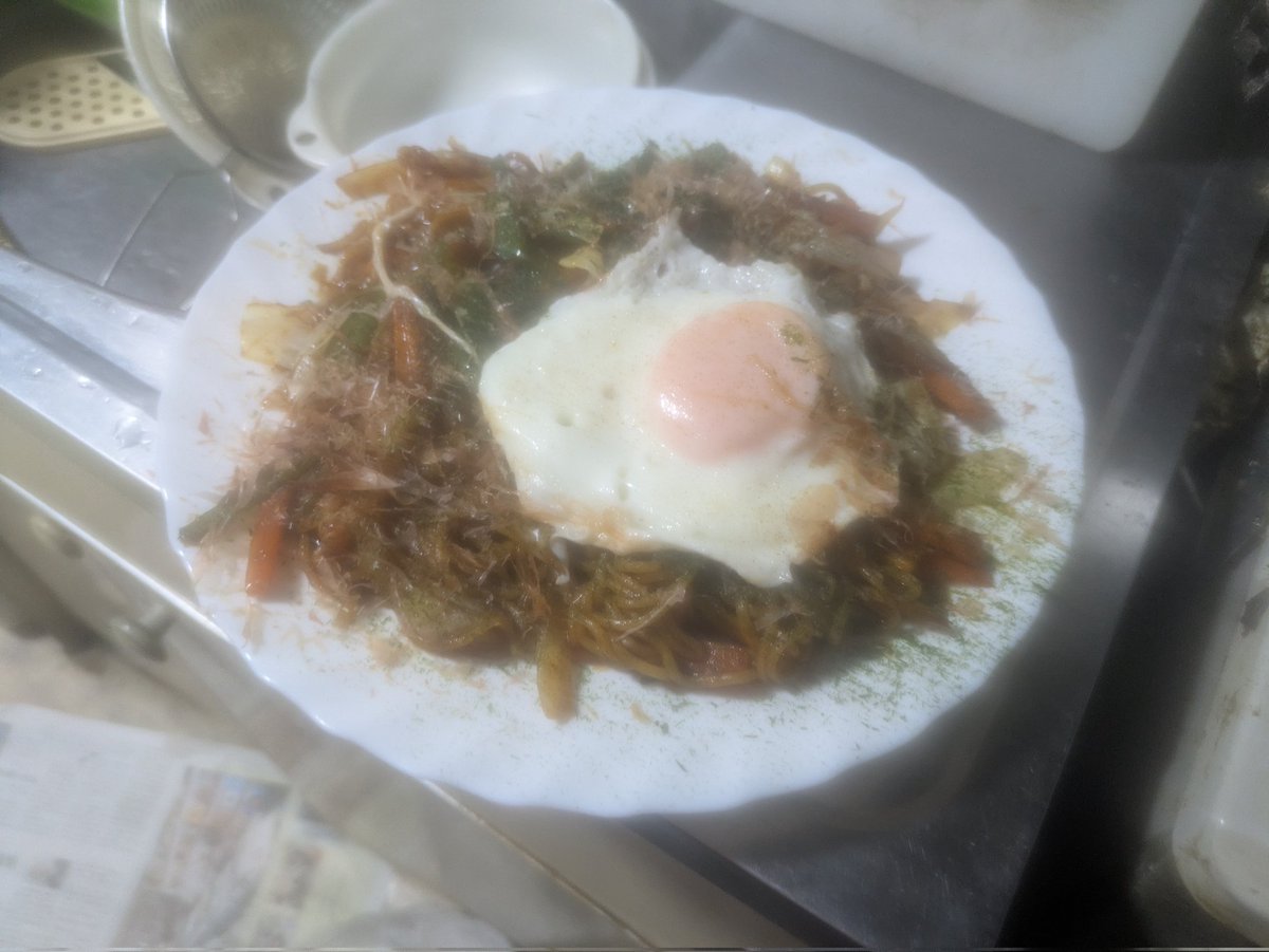 show2525's tweet photo. ヤキソバ！
屋台風味付けの目玉焼きのせ🍳 https://t.co/c4rdGcP9oJ