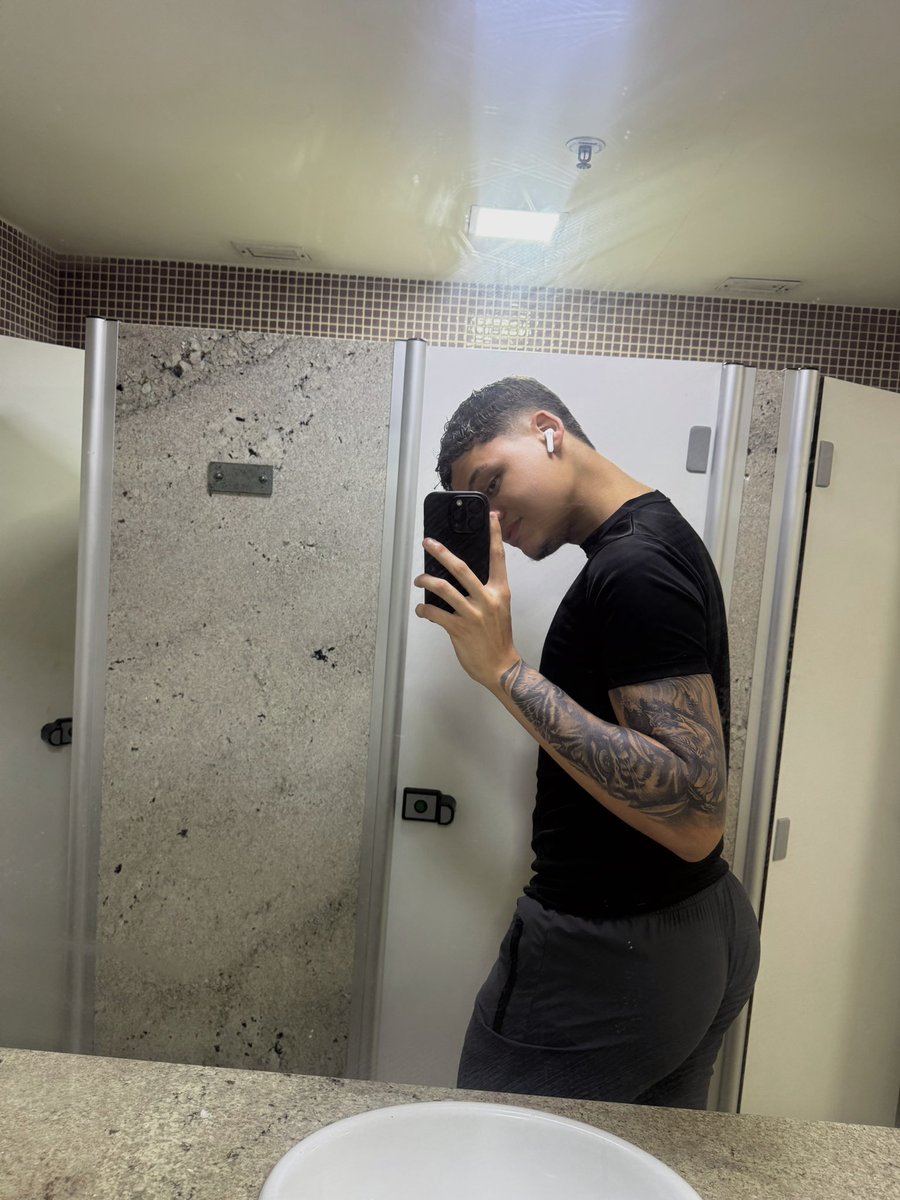 welljunior21's tweet photo. cabelinho na régua e bumbum na nuca 🥵 https://t.co/TEgOajs7MB