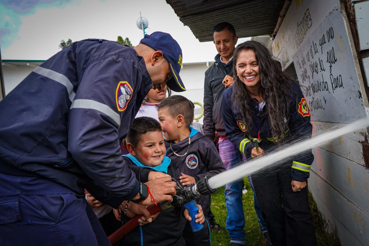 PaulaXHenaoE's tweet photo. Felices 488 años Bogotá. 

Gracias por abrirme las puertas, por permitirme crecer, y por ahora darme el privilegio de trabajar por y para la gente. 

Gracias por ser la ciudad a de todos, porque haces cualquier persona se sienta de aquí. 

Desde mi rol, seguiré trabajando por cuidar la vida, el ambiente y el patrimonio de los bogotanos, porque cuidar, también es amar esta ciudad. 

Cumplimos contigo 💛❤️

#YoLeCumploABogotá