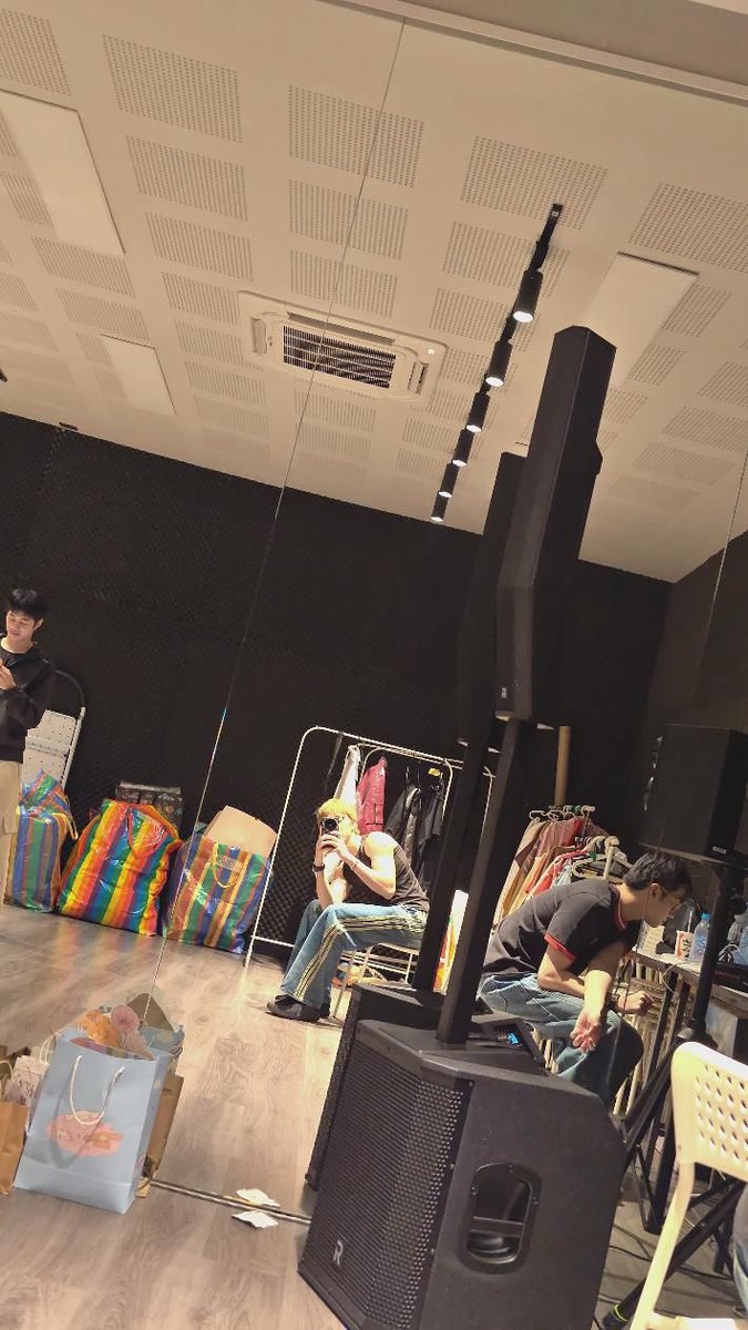 augtber's tweet photo. เอาตงๆนะดีมเม่อ ตังค่าทำห้องเก็บของมันกี่บาท บอกกุมา เดี๋ยวกุหาตังมาให้ กุไม่เข้าใจว่าตึกใหม่ไฮซ้อมากๆ แต่ไม่มีที่อะไรขนาดนั้นวะ คิดถึงตึกเช่าเสาแดง นางเหมือนแคบ แต่นางมันยังมีที่ให้เก้บของอะ😭😭😭 https://t.co/QISqXlDDmw